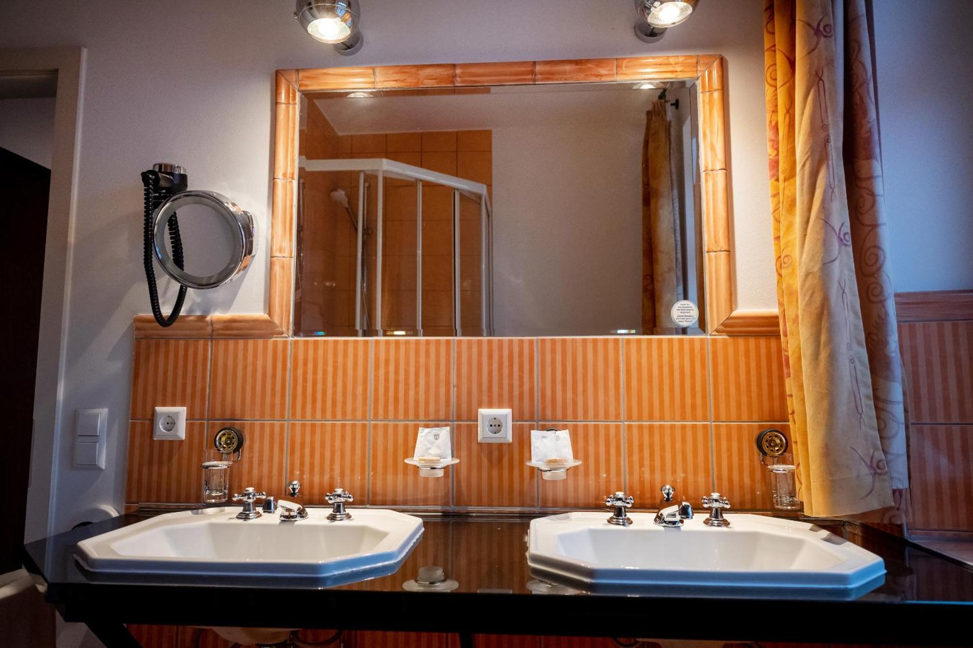 Motorworld Inn Warthausen Экстерьер фото